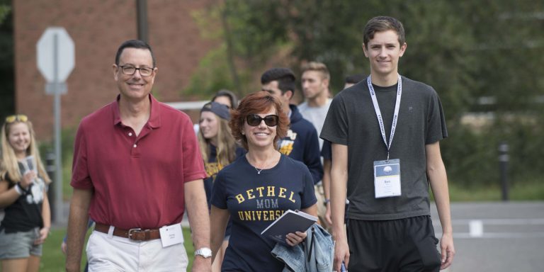 Parents with student at Bethel University